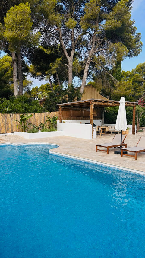 Pergola und Pool