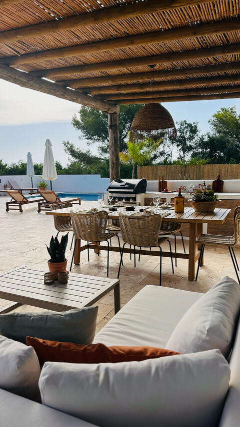 Pergola und Pool